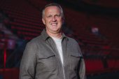 OFICJALNIE: John van den Brom wraca na ławkę trenerską. Objął stery nad jednokrotnym mistrzem kraju