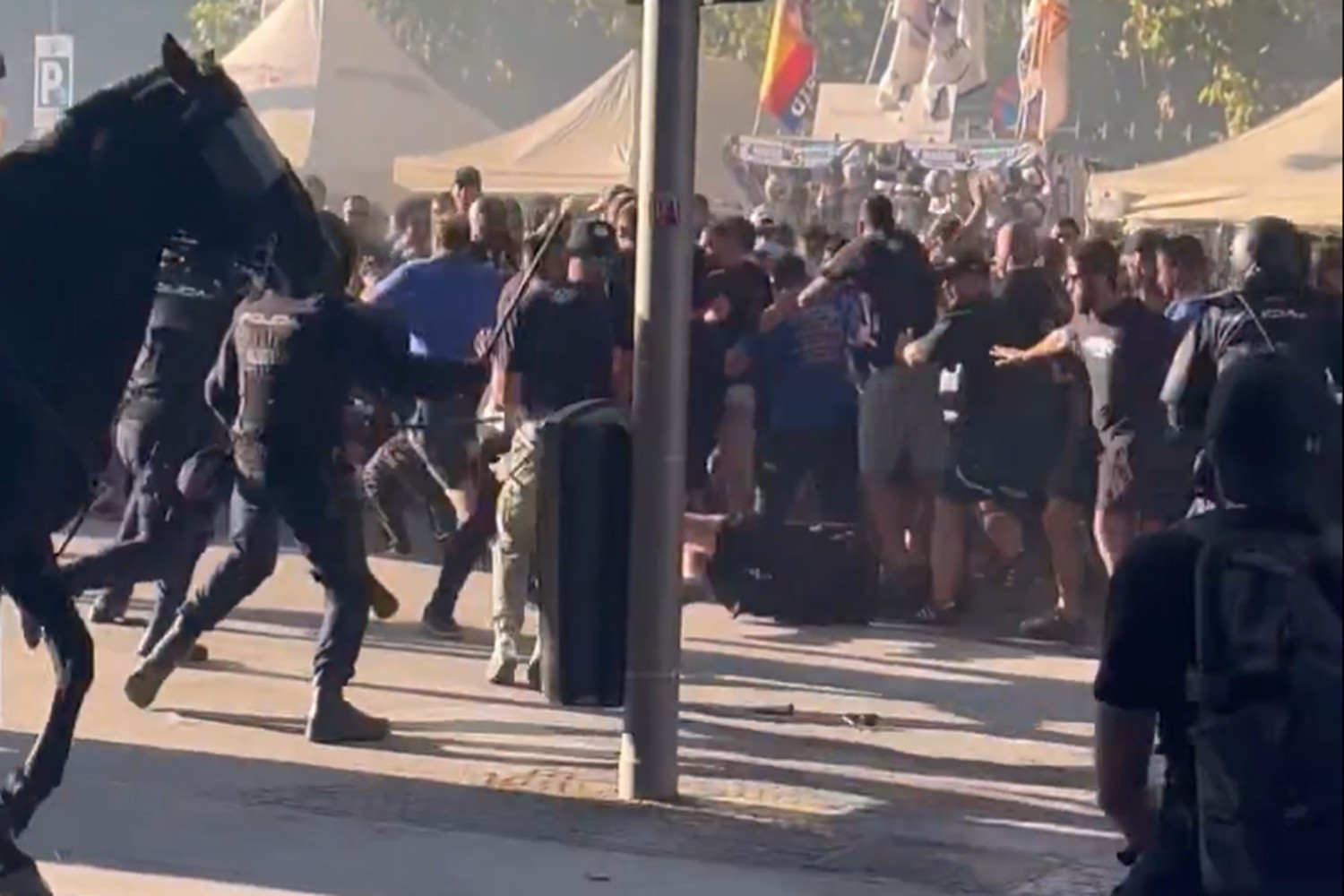 „Sytuacja wymyka się spod kontroli”. Zamieszki przed meczem Realu Madryt [WIDEO]