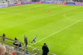 Tak kibice Arki Gdynia „przywitali” Karola Czubaka. Najlepszy strzelec w historii klubu... [WIDEO]