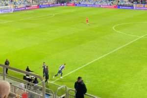 Tak kibice Arki Gdynia „przywitali” Karola Czubaka. Najlepszy strzelec w historii klubu... [WIDEO]
