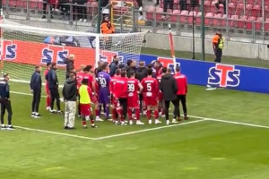 „Dużo nerwów pod zegarem”, „Bardzo mocna rozmowa motywacyjna” . Kibice Widzewa Łódź mają dość [WIDEO]
