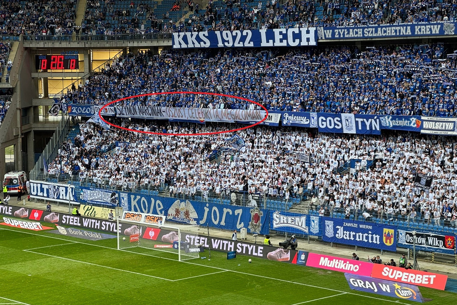 Kibice Lecha Poznań z transparentem w kierunku Szymona Marciniaka [FOTO]