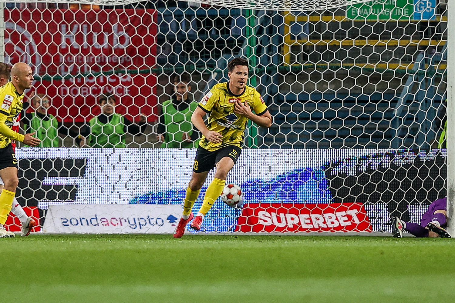 Gole z doliczonego czasu przesądziły o wyniku. Pierwsze derby Wieczystej Kraków z Wisłą Kraków na remis [WIDEO]