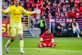 Zarabia ponad pół miliona euro więcej od najlepszego gracza Jagiellonii Białystok. Zawodzi na całej linii