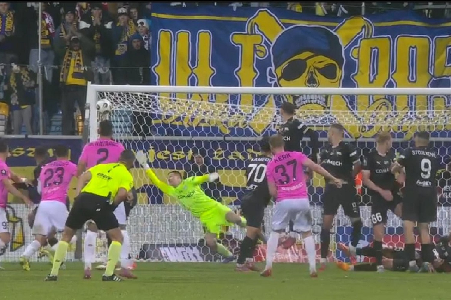 Niechciany w Widzewie Łódź dał przełamanie Arce Gdynia. Kapitalny gol z rzutu wolnego [WIDEO]