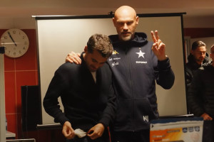 „Nasz nowy sponsor z Dubaju”. Specjalny gość na meczu Wisły Kraków [WIDEO]