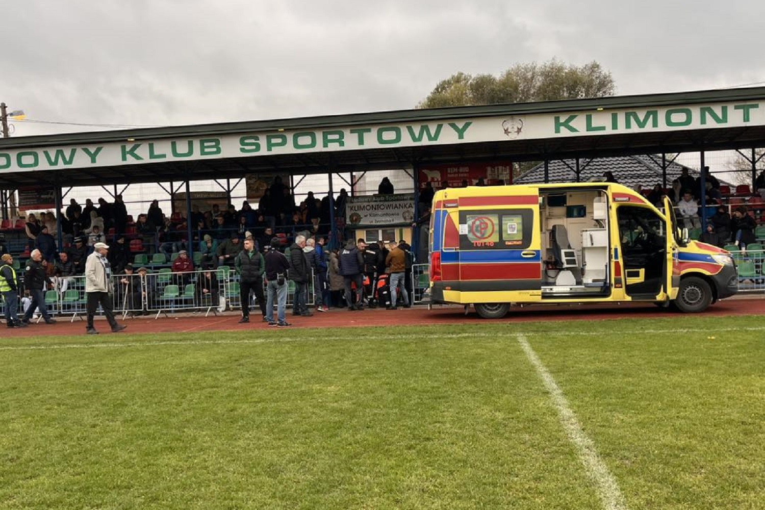 Spotkanie w IV lidze przerwane. Piłkarz zasłabł po zejściu z boiska