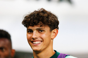 „Brać piłkę na siebie i się nie bać”. Jakub Żewłakow podsumował debiut w podstawowym składzie Legii Warszawa