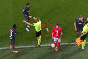 Skandal w lidze belgijskiej. Arbiter trafiony kubkiem, mecz przerwany [WIDEO]