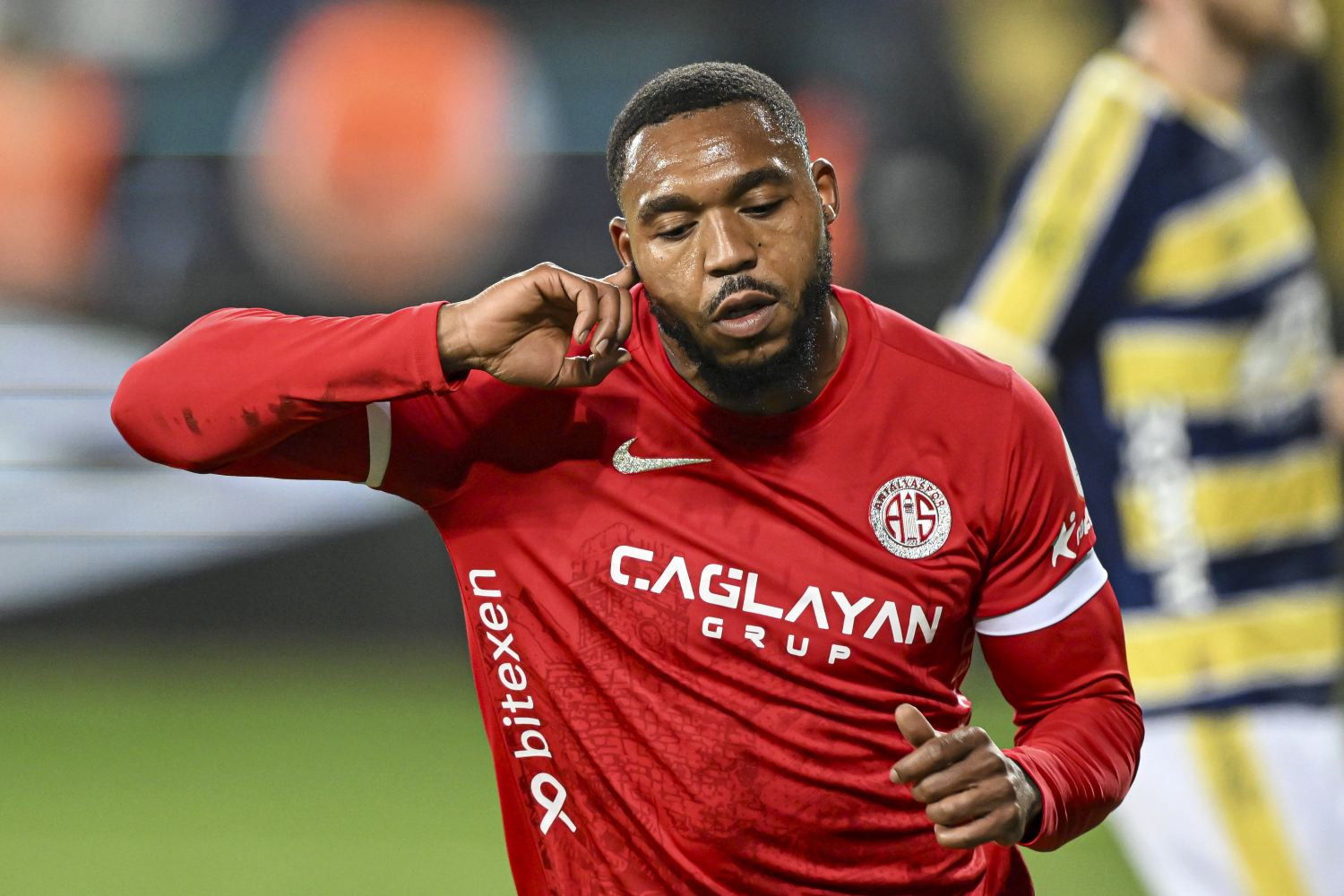 OFICJALNIE: Britt Assombalonga wrócił do Anglii. To drugi głośny transfer w League Two