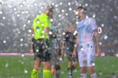 Najpierw nieuznany gol, potem przerwany mecz. Piłkarze HNK Rijeka i Sparty Praga czekają na dalsze decyzje