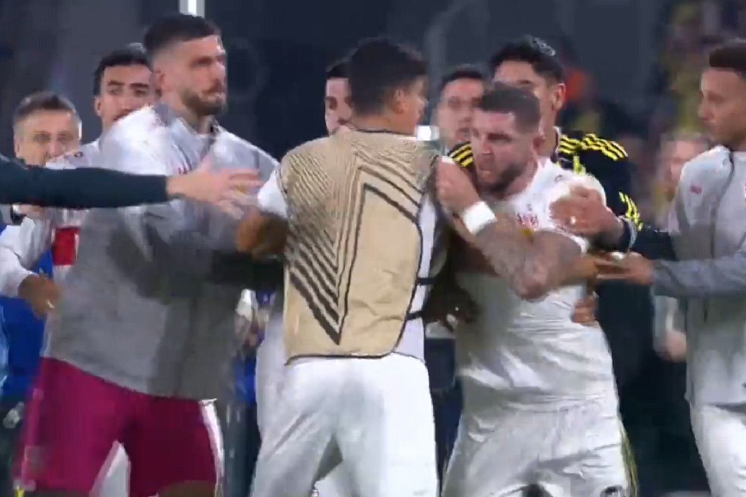Przepychanki po meczu Fenerbahçe - Stuttgart. To punkt zapalny