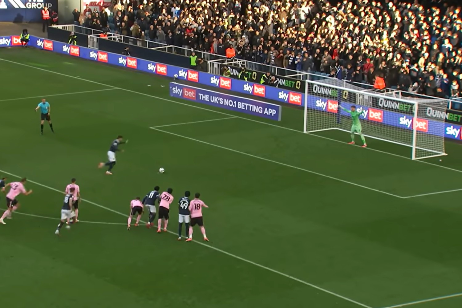 Jakub Stolarczyk błysnął w Championship. Polak obronił rzut karny [WIDEO]