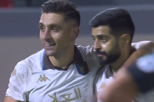 Efthymios Koulouris strzela, jego zespół jest liderem [WIDEO]