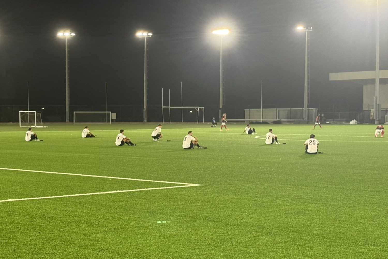 Nie dostawali pensji, więc usiedli na murawie. Oryginalna forma protestu piłkarzy z Gibraltaru [WIDEO]