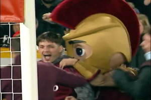 Eksplozja radości w przerwie meczu Sparty Praga. Kibic wygrał milion koron [WIDEO]