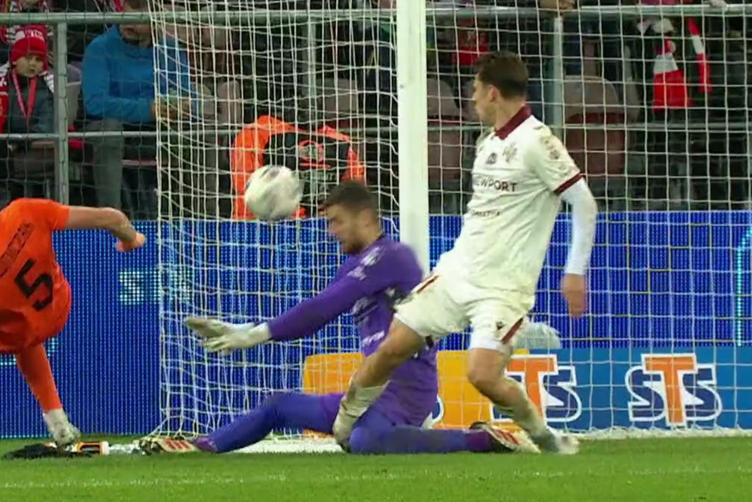 Paskudna kontuzja w Pucharze Polski! Młodzieżowy reprezentant zniesiony na noszach