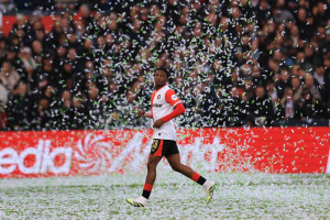 Bayern Monachium rozpoczął rozmowy w sprawie transferu utalentowanego obrońcy. Na horyzoncie silna konkurencja z Premier League