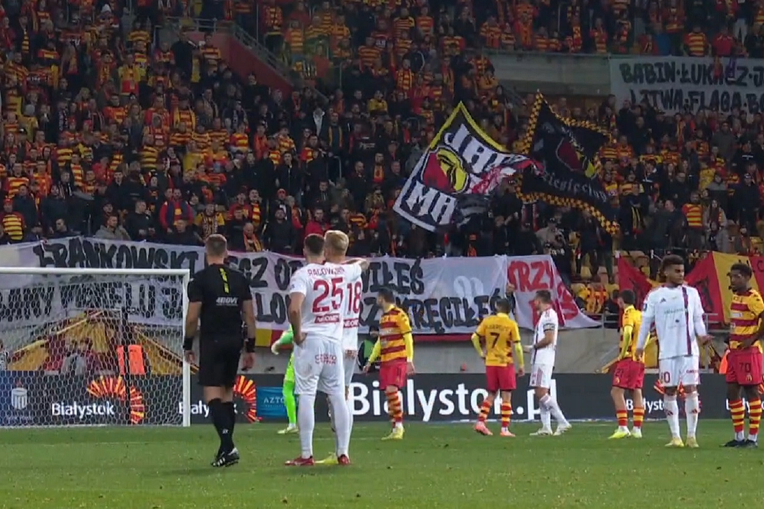 Mecz Jagiellonii Białystok z Rakowem Częstochowa przerwany. „Jeb*** menelu” [FOTO]