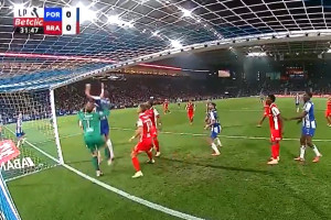 Kontrowersja z udziałem Jana Bednarka. Ten gol powinien zostać uznany? [WIDEO]