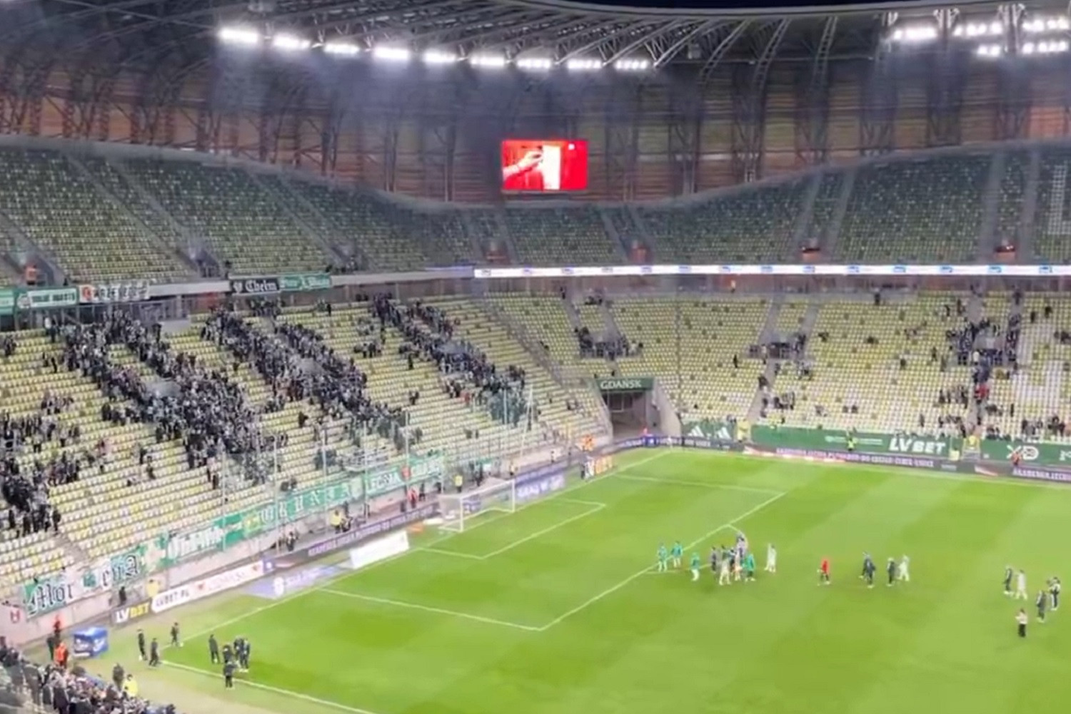 Tak kibice Lechii Gdańsk zareagowali na porażkę z Radomiakiem Radom [WIDEO]