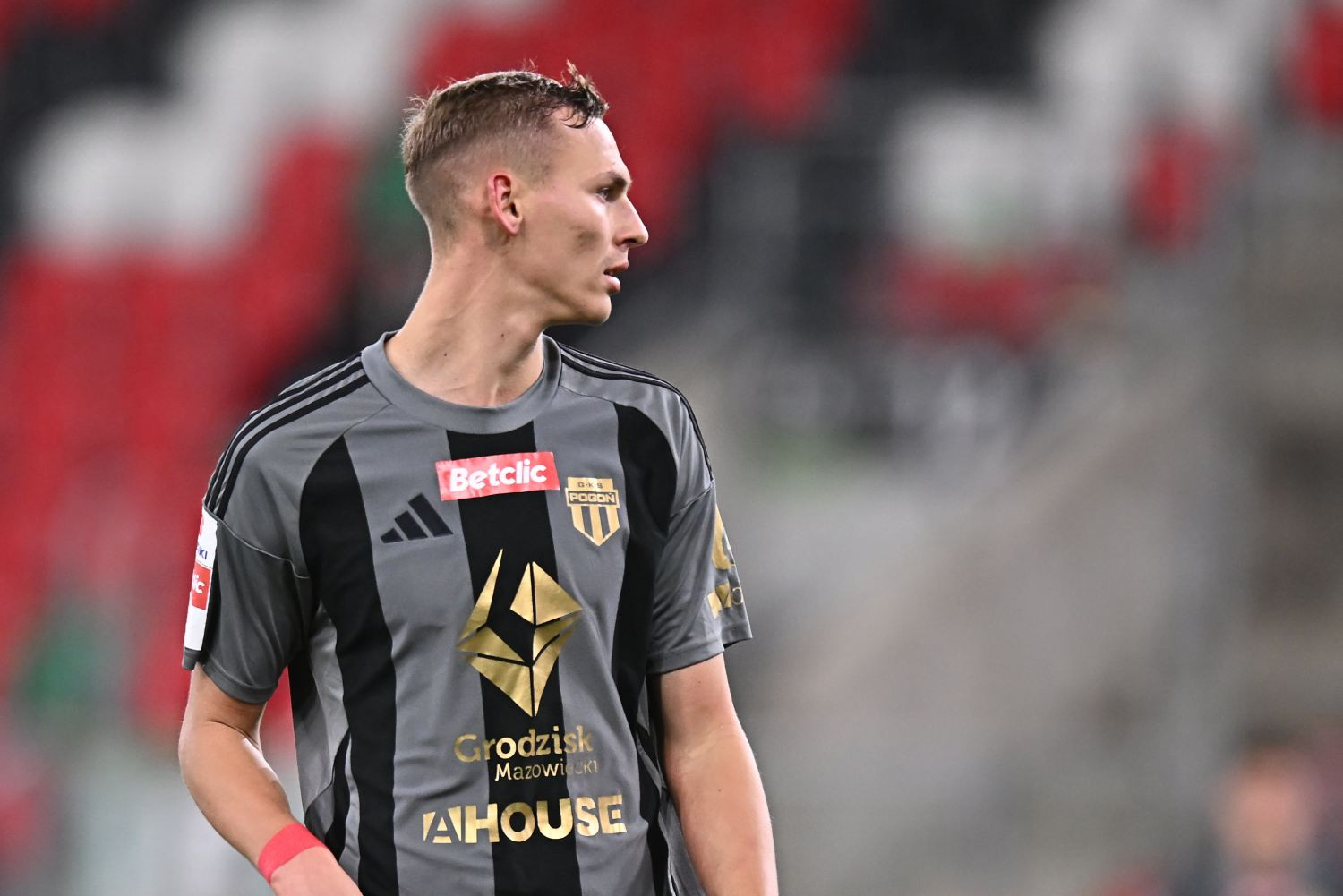 Dziewięć goli i sześć asyst w I lidze. To napastnik, na którego trzeba zwrócić uwagę