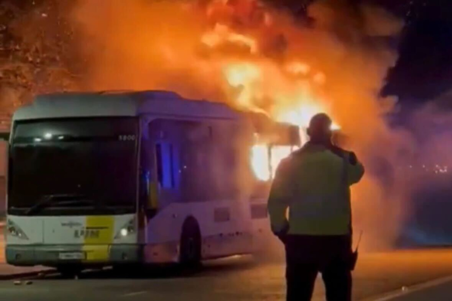 Autobus, który miał przewieźć kibiców FC Barcelony, stanął w ogniu [WIDEO]