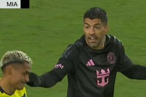 OFICJALNIE: Luis Suárez zawieszony za kopnięcie przeciwnika [WIDEO]. Nie zagra w decydującym meczu