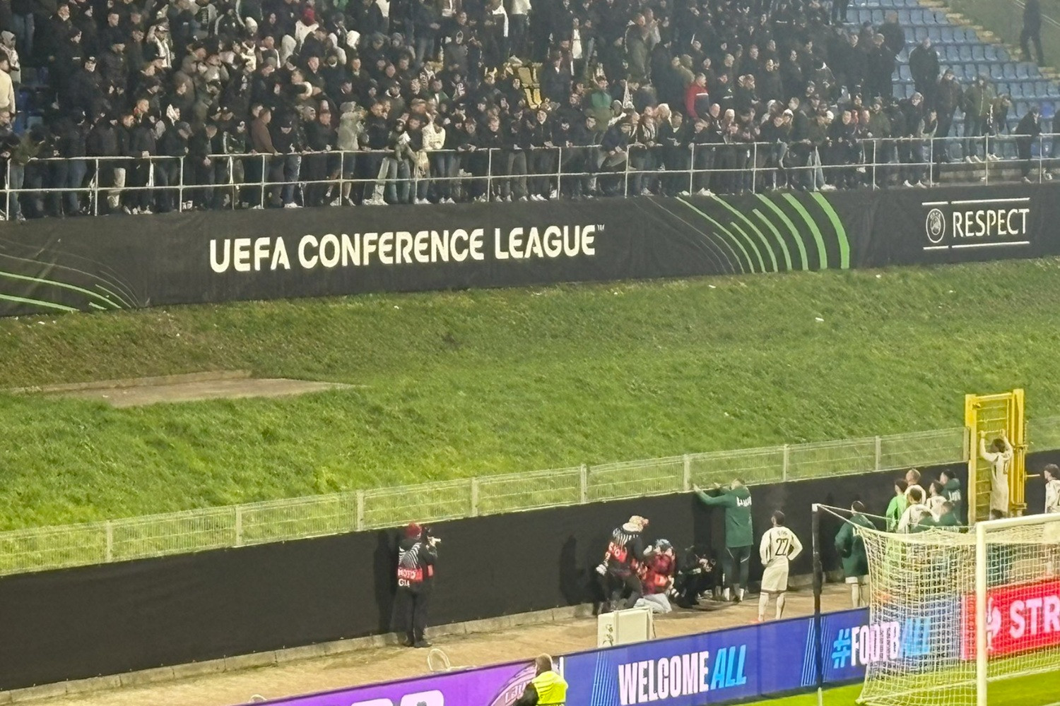 „Ponad minutowa pogadanka” kibiców Legii Warszawa z piłkarzami. „Przesłanie jasne”