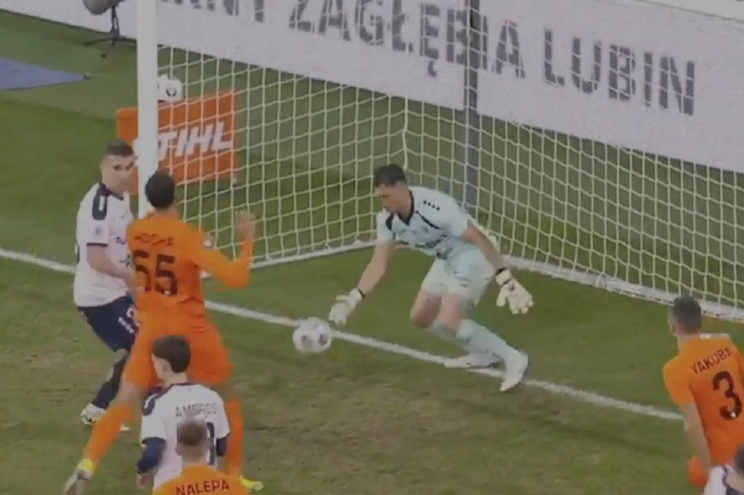 Marcel Łubik zagrał w „gorącego ziemniaka”. Zagłębie Lubin na prowadzeniu [WIDEO]