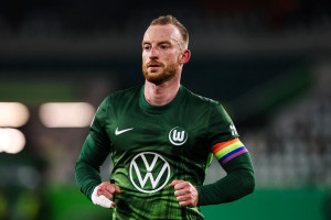 OFICJALNIE: Kapitan zostaje w Wolfsburgu. Żaden piłkarz nie rozegrał więcej spotkań dla „Wilków”