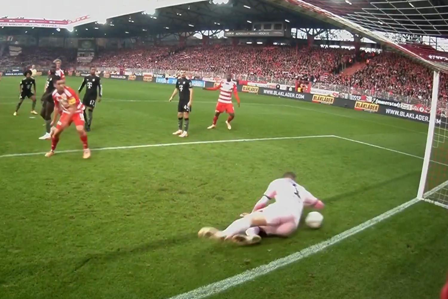 Amatorski błąd Manuela Neuera [WIDEO]. Zapachniało sensacją