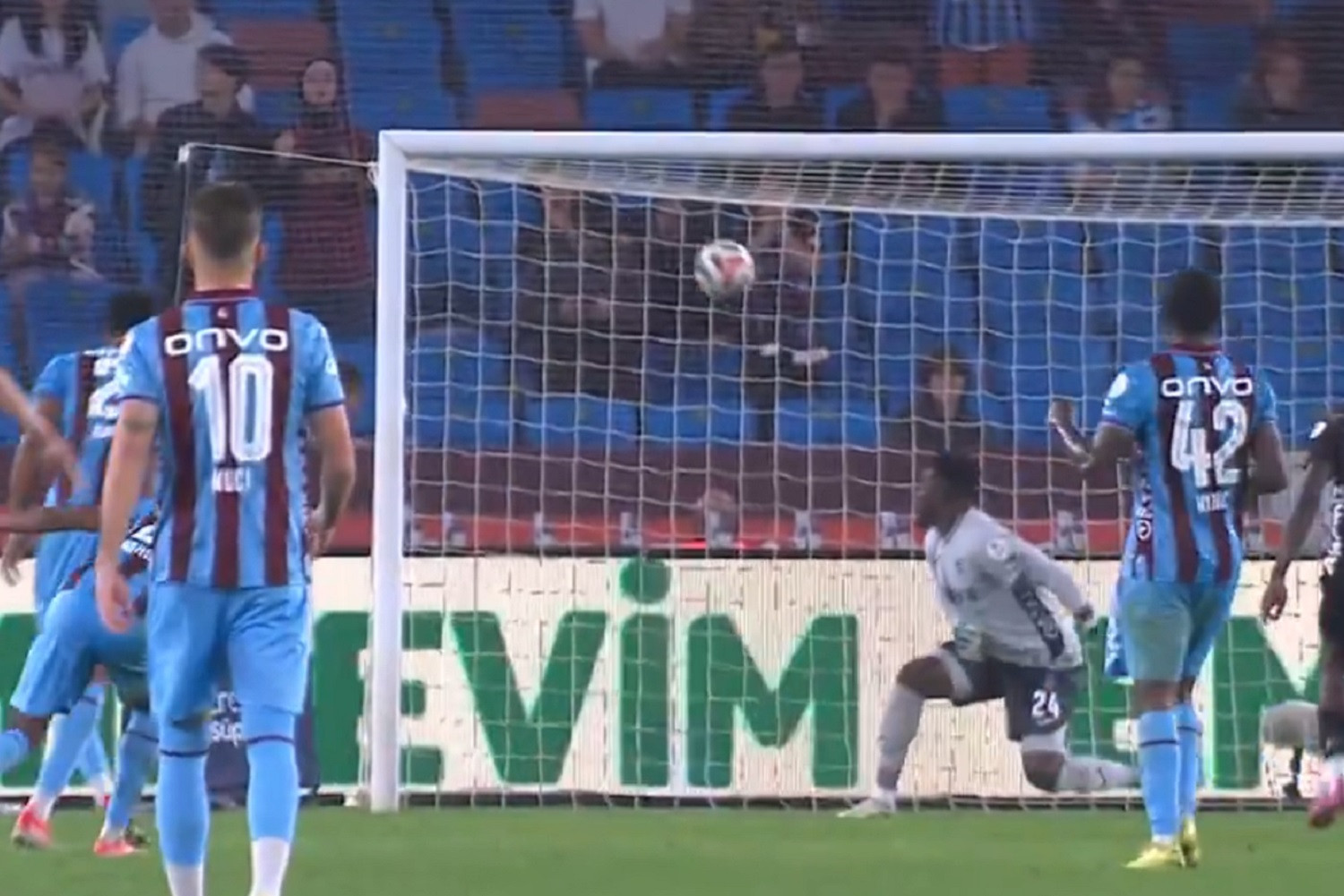 Znakomita bramka Ianisa Hagiego [WIDEO]. André Onana tylko odprowadził piłkę wzrokiem