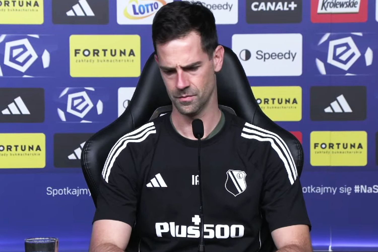 Iñaki Astiz gorzko na temat sytuacji Legii Warszawa. „Zobaczymy, kto popłynie tym statkiem...”