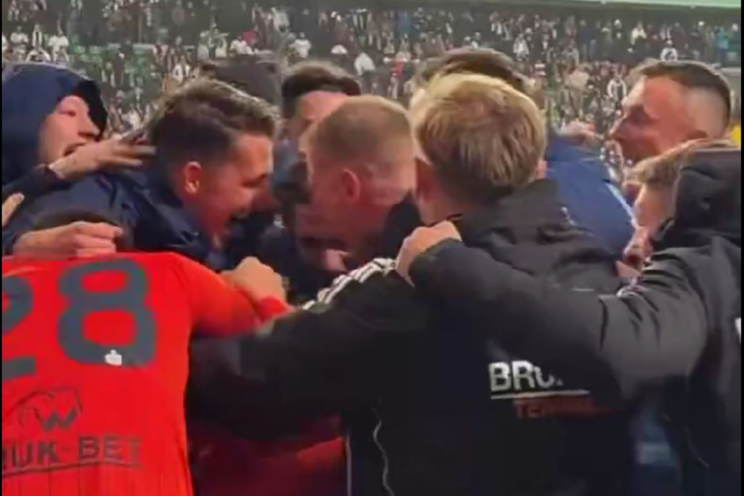 „Jeb** Legię!”. Gracz Bruk-Betu Termaliki Nieciecza nie wytrzymał po zwycięskim golu [WIDEO]