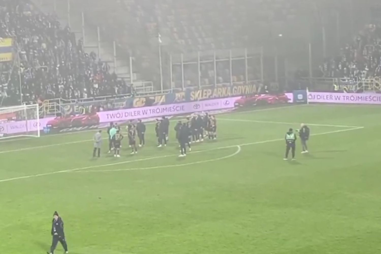 Tak kibice Lecha Poznań zareagowali na porażkę z Arką Gdynia. „Rozmowa wychowawcza” [WIDEO]
