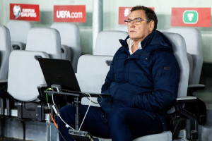 Ta decyzja to błąd Jana Urbana? „Jest kolejnym selekcjonerem, który ma problem z zachowaniem Roberta Lewandowskiego”?