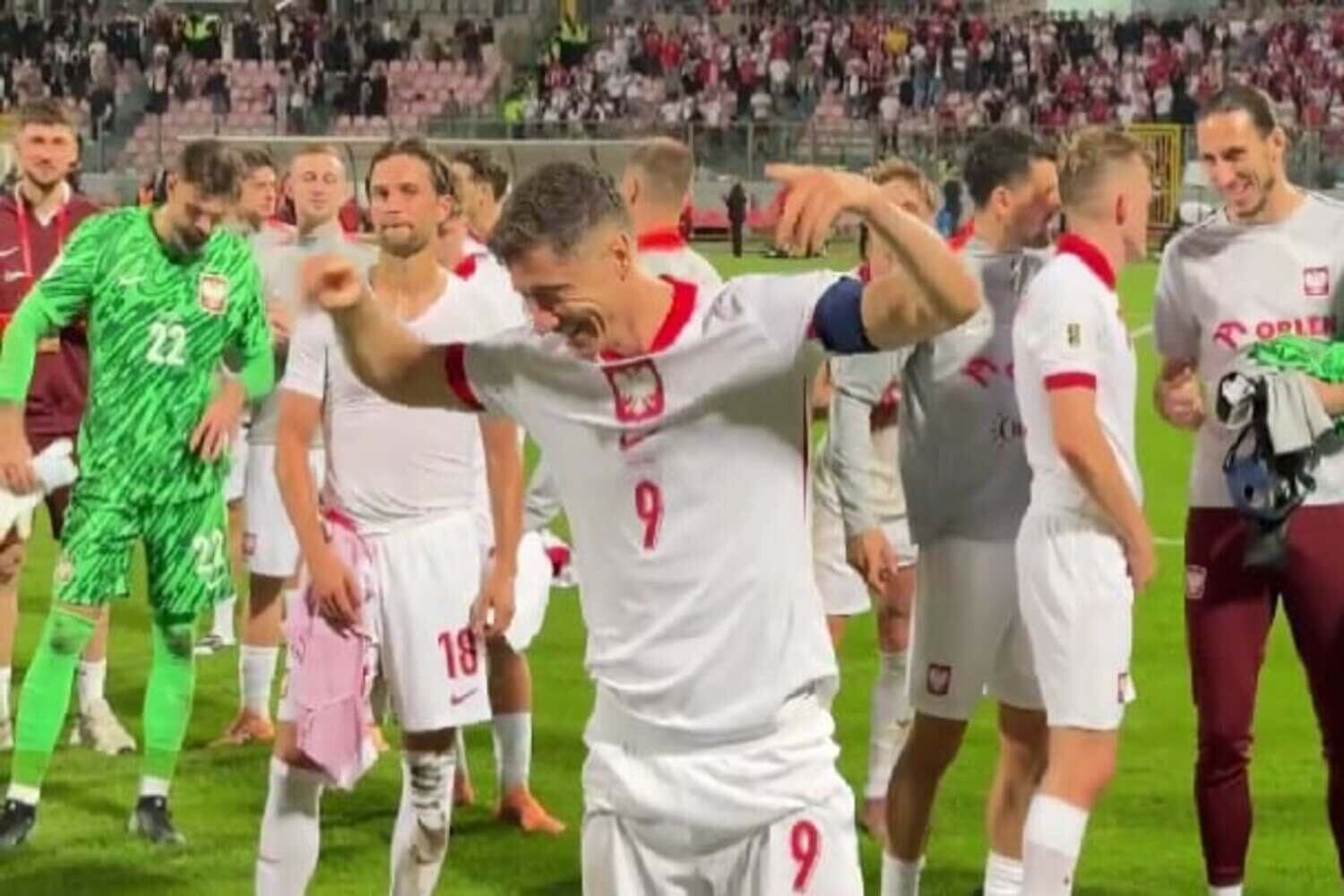 Kibice dziękują reprezentacji Polski po zwycięstwie. Na pierwszym planie Robert Lewandowski [WIDEO]
