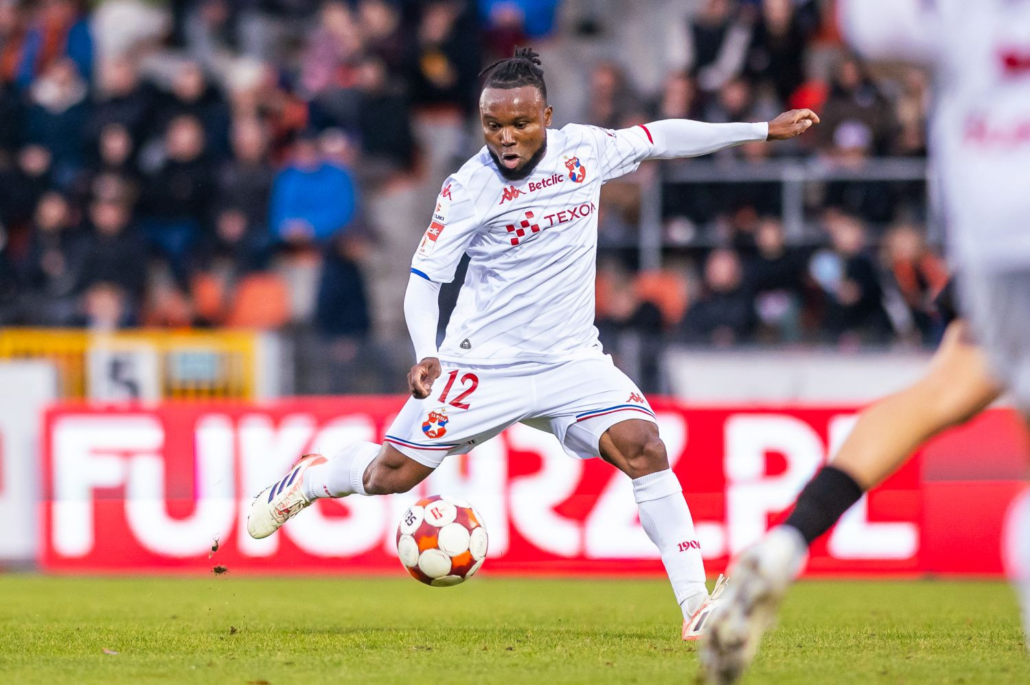 Przez to pomocnik Wisły Kraków nie trafił do klubu z Ekstraklasy. „Odpowiedział, że nie ma takiej możliwości”