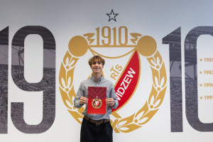 OFICJALNIE: 17-latek podpisał kontrakt z Widzewem Łódź