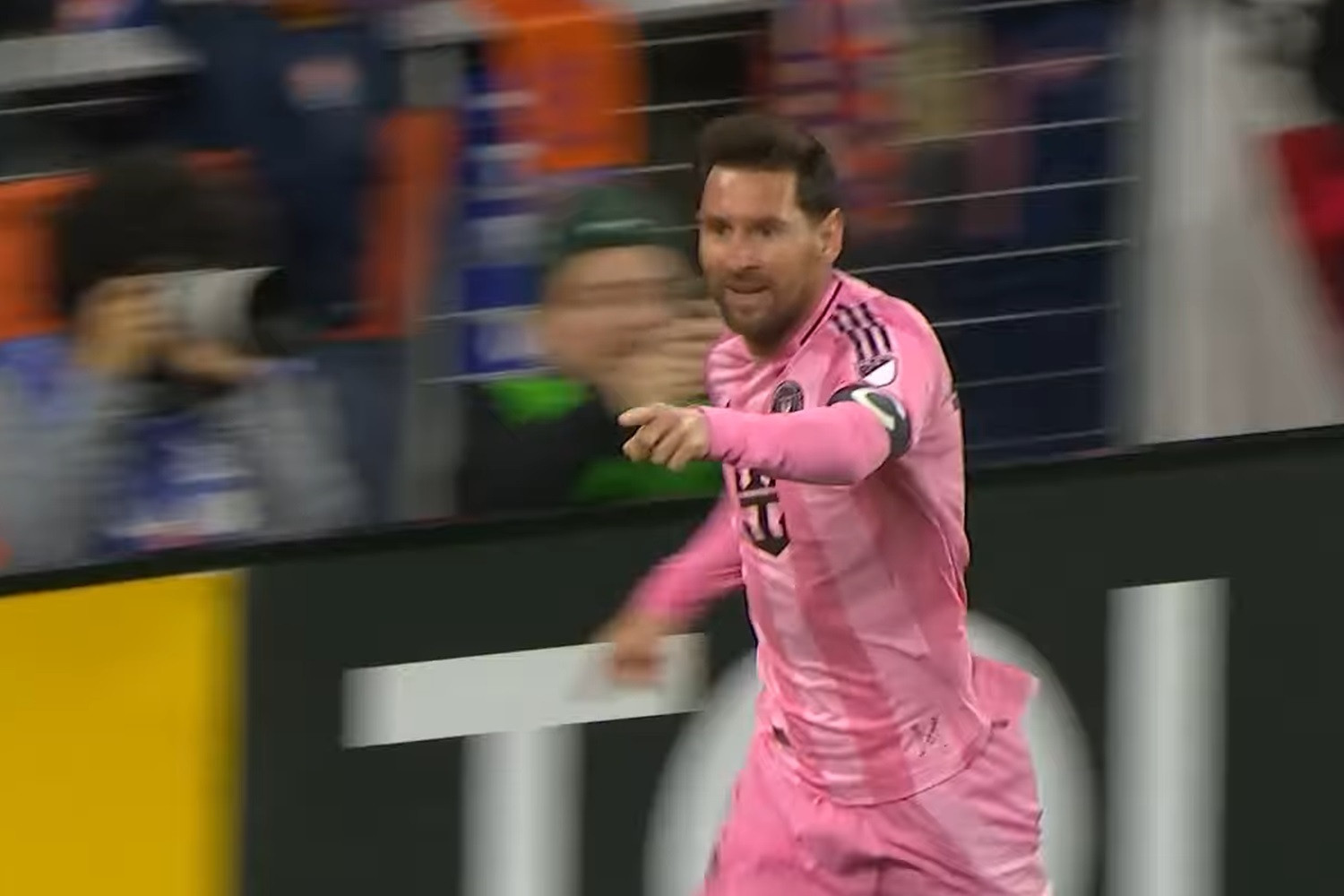 Magia Lionela Messiego przyćmiewa blask Cristiano Ronaldo. Kosmiczna bariera osiągnięta [WIDEO]