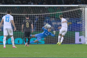 Mateusz Kochalski pracuje na wymarzony transfer. Zatrzymał Rasmusa Højlunda [WIDEO]