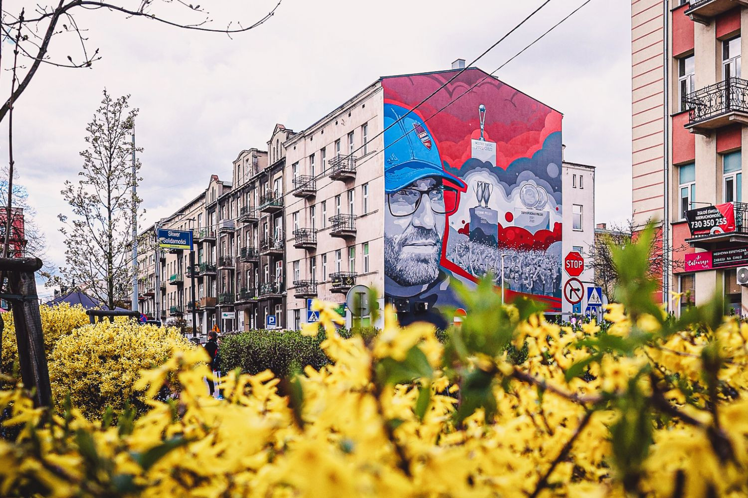 Mural Marka Papszuna popisany. Kibice Rakowa Częstochowa zostawili wiadomość [FOTO]