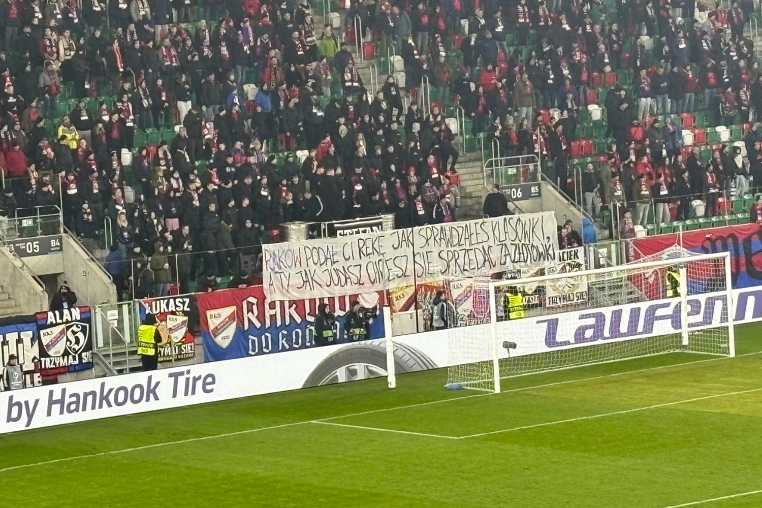 „[...] jak Judasz”. Kibice Rakowa Częstochowa z transparentem do Marka Papszuna