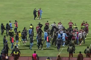 Mecz całkowicie wymknął się spod kontroli. 17 czerwonych kartek w ćwierćfinale krajowego pucharu [WIDEO]