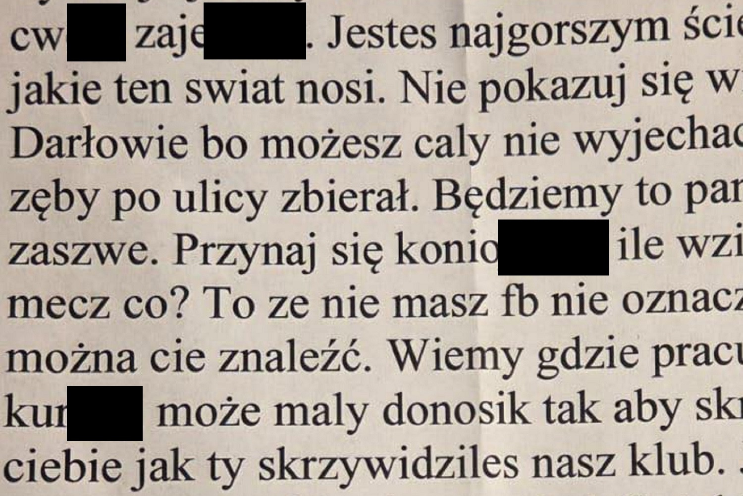 „Oglądaj się za siebie, bo nie znasz dnia ani godziny. Je**** gnida”. Sędzia znalazł tę wiadomość w drzwiach swojego mieszkania