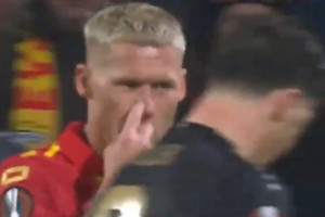 Żenujące zachowanie w meczu Ligi Europy. Wyśmiał deformacje na twarzy rywala, został ukarany niedorzeczną grzywną