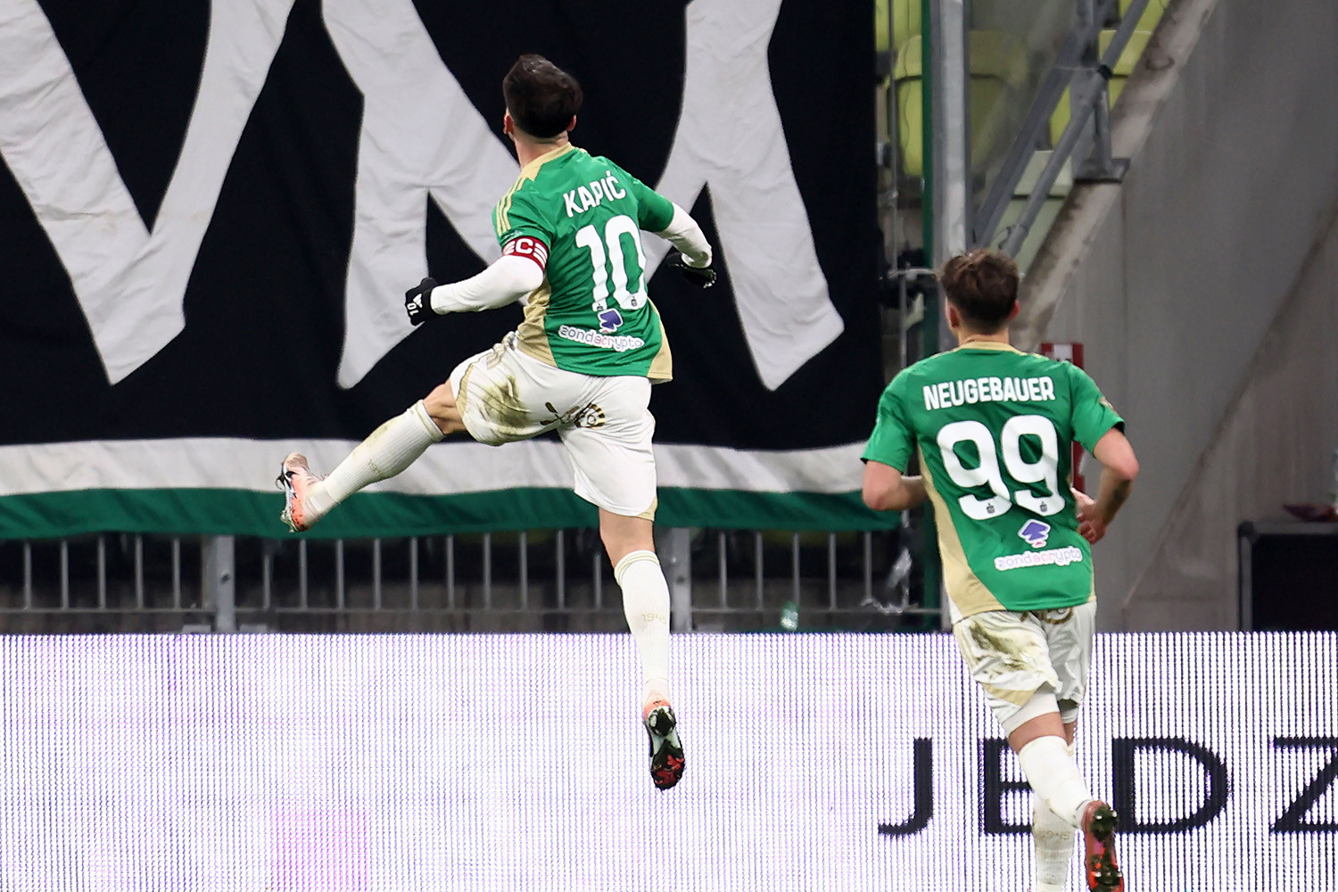 Lechia Gdańsk poszybowała wysoko. Pięć bramek i golazo Rifeta Kapicia [WIDEO]