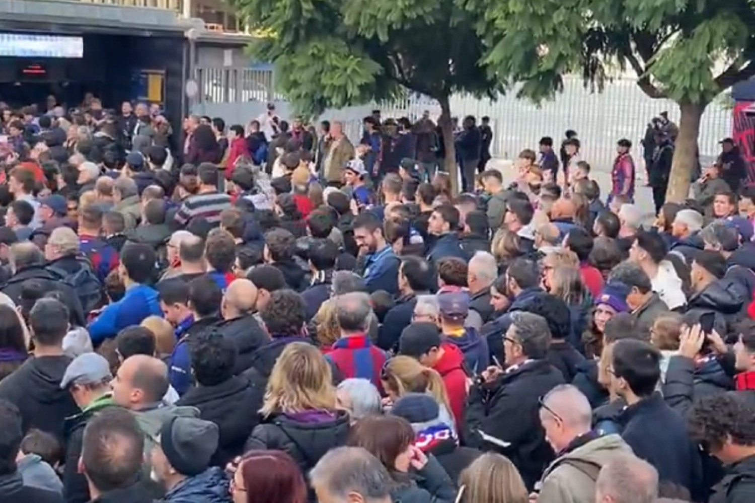 Zamieszanie przed meczem Barcelony. Kibice źli [WIDEO]