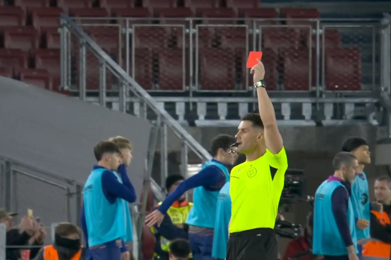 Czerwona kartka w meczu Barcelony. To już ósmy raz